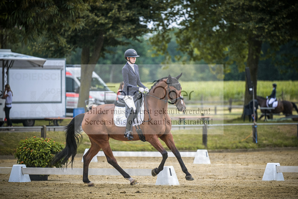 DOS_3709 | Entdecke hochwertige Reitturnierfotos von Foto Oger. Professionell, emotional und authentisch – jetzt Lieblingsmomente im Shop bestellen. - Realisiert mit Pictrs.com
