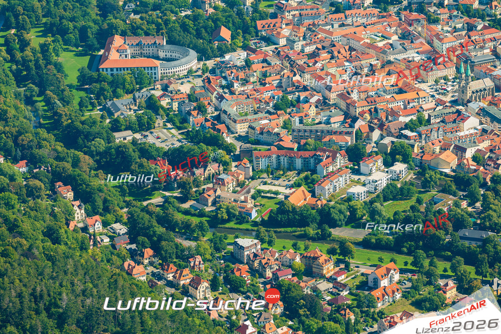 Stadt Meiningen von Oben- Die Luftaufnahme wurde 2025 vom UL-Flugzeug heraus erstellt ( keine Drohnenaufnahme ) - Hochauflösende Luftaufnahme - für Wandbilder und großformatige Ausdrucke geeignet. Das besondere Geschenk!Hier alle&nbsp;Infos zur Lizenzierung der LuftaufnahmeWir fliegen auch dieses Jahr wieder in Ihre Region um Luftbilder zu erstellen.- Luftbild anfragen