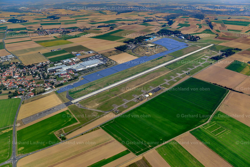 3650520 | GIEBELSTADT 13.09.2016 Start- und Landebahn mit Rollfeldgelände des Flugplatz in Giebelstadt im Bundesland Bayern, Deutschland. Weiterführende Informationen bei: Flugplatz Giebelstadt GmbH. // Runway with tarmac terrain of airfield in Giebelstadt in the state Bavaria, Germany. Further information at: Flugplatz Giebelstadt GmbH. Foto: Gerhard Launer