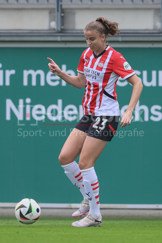 Fussball, Testspiel Frauen, VfL Wolfsburg - PSV Eindhoven | v.li.: Myrthe Kemper-Moorees (PSV Eindhoven, 23) am Ball, Freisteller, Einzelbild, Ganzkörper, Aktion, Action, Spielszene