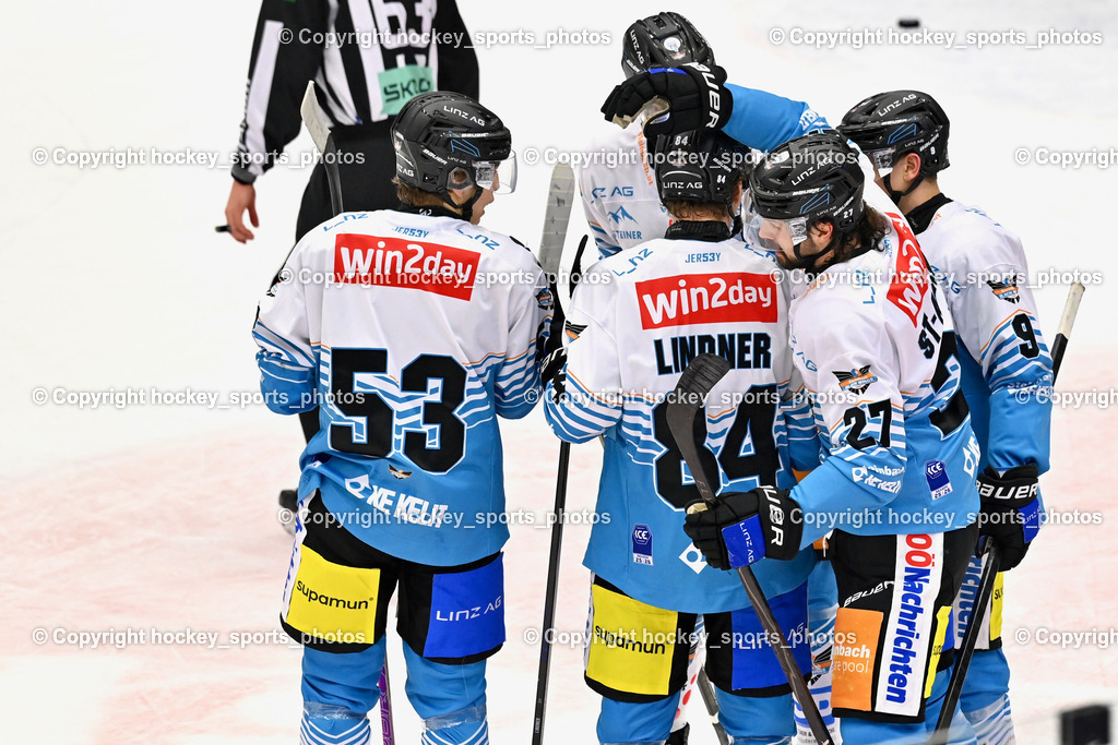 EC IDM Wärmepumpen VSV vs. Steinbach Black Wings Linz | Jubel Steinbach Black Wings Linz, Mannschaft, #53 Paul Eder Black Wings Linz, #84 Luis Lindner Black Wings Linz, #27 Shawn St-Amant Black Wings Linz, #9 Emilio Romig Black Wings Linz, EC IDM Wärmepumpen VSV vs. Steinbach Black Wings Linz, EC IDM Wärmepumpen VSV vs. Steinbach Black Wings Linz am 28.11.2025 in Villach (Stadthalle Villach), Austria, (Photo by Bernd Stefan)