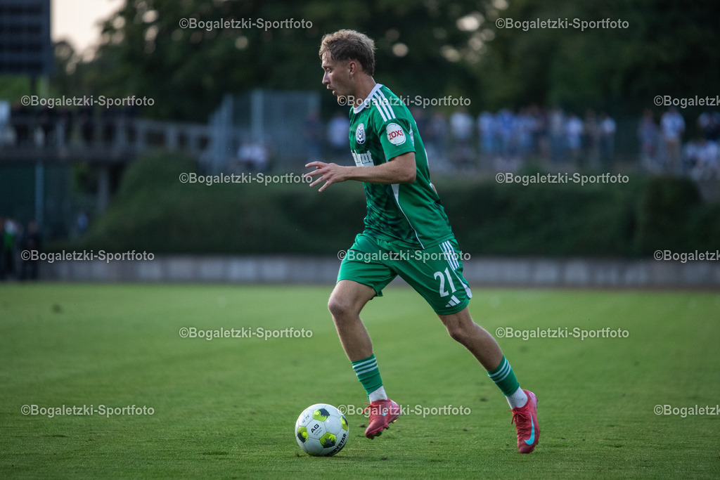 Jannik Zahmel am Ball | 20.08.2025, Fußball, SC Victoria Mennrath - MSV Duisburg, Niederrheinpokal, Saison 2025/26: Jannik Zahmel (MSV Duisburg #21) läuft mit dem Ball - Realisiert mit Pictrs.com