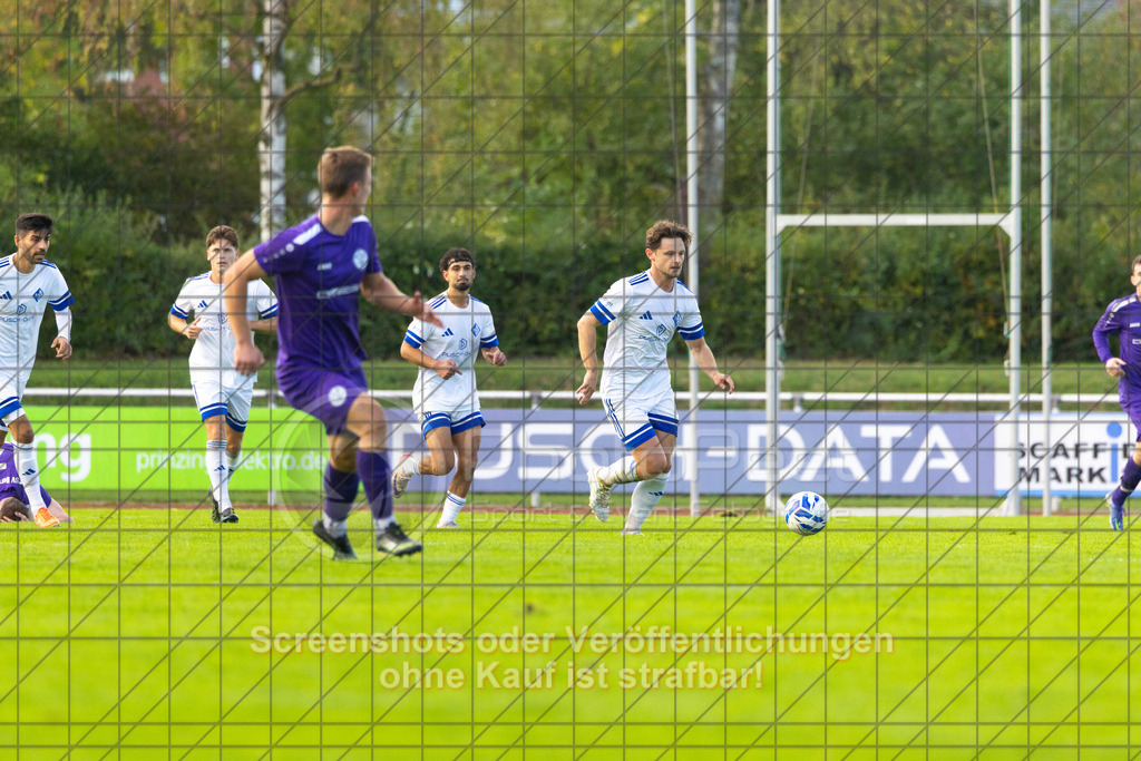 20261010_155147_0279_(c)_by_PhotoPeet | #,1.FC Eislingen (weiß) vs. TSV Bernhausen (lila), Fussball, Landesliga 2 - wfv, 11. Spieltag, Saison 2026/2027, Rasenplatz, Eichbachstation, Haldenstraße, 73054 Eislingen, 10.10.2026 - 15:30 Uhr,Foto: PhotoPeet / Sport- &amp; Eventfotografie / Peter Harich
