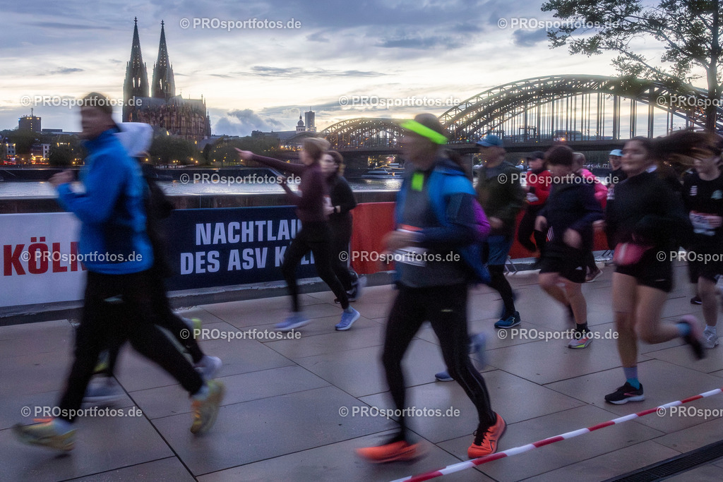 23. ASV Nachtlauf; Koeln, 13.05.26 | Impressionen vom 23. ASV Nachtlauf am 13.05.26 am Tanzbrunnen in Koeln. Foto: BEAUTIFUL SPORTS/Leah Kohring
