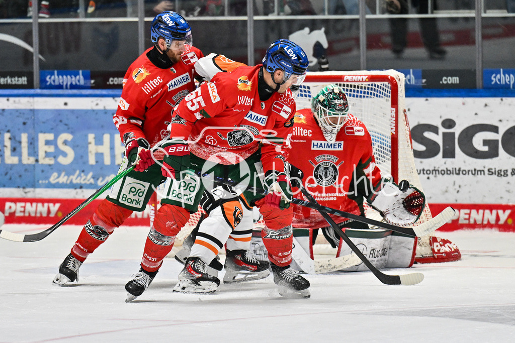 Augsburger Panther - Grizzlys Wolfsburg | Ein Schuss der Gäste landet in der Fanghand von Michael GARTEIG (Augsburger Panther 34 / DEL: Augsburger Panther - Grizzlys Wolfsburg; Curt Frenzel Stadion am 10.10.2025