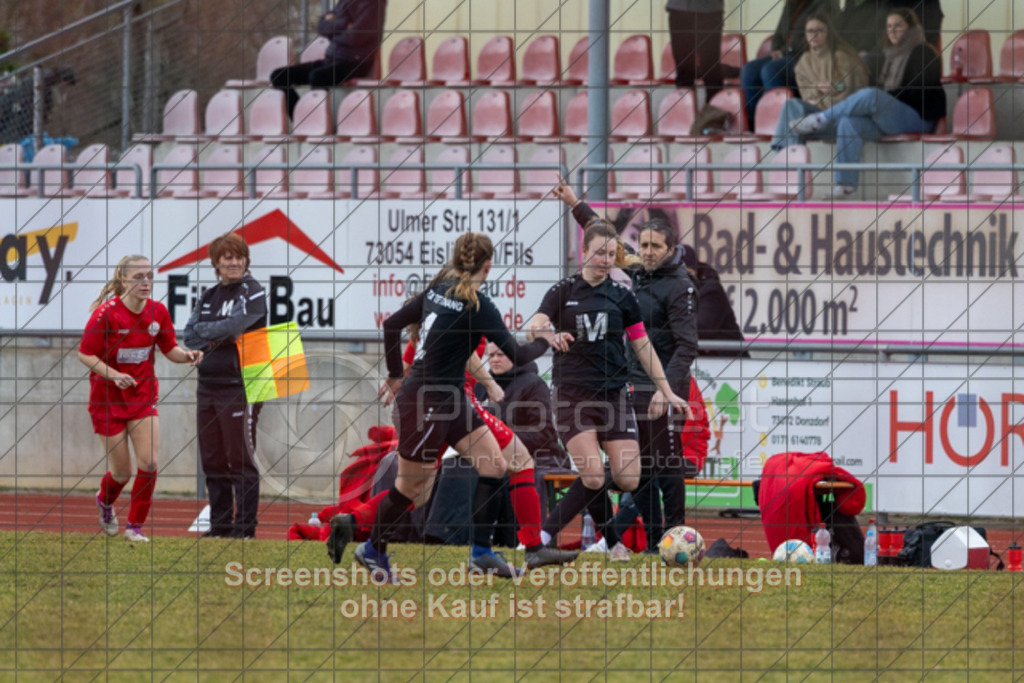 20250223_140524_0452 | #,1.FC Donzdorf (rot) vs. TSV Tettnang (schwarz), Fussball, Frauen-WFV-Pokal Achtelfinale, Saison 2024/2025, Rasenplatz Lautertal Stadion, Süßener Straße 16, 73072 Donzdorf, 23.02.2025 - 13:00 Uhr,Foto: PhotoPeet-Sportfotografie/Peter Harich