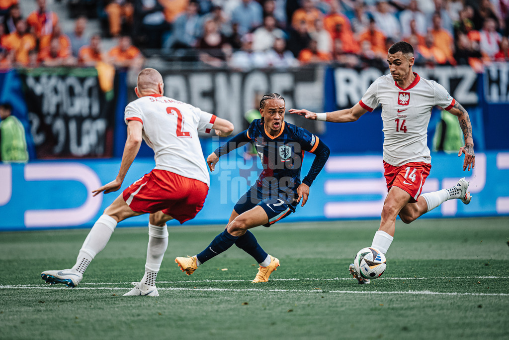 Fußball | Herren | UEFA-Fußball-Europameisterschaft 2024 | Gruppe D | Polen vs. Niederlande | 16.06.2024 | Xavi Simons (#7, Niederlande) mit dem Ball in der mitte