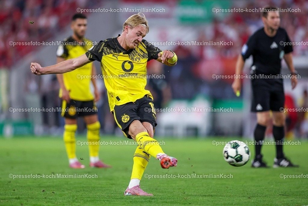 DFB18082501096 | 2025.08.18, Fußball, 1.Runde DFB-Pokal, Rot-Weiss Essen - Borussia Dortmund, Stadion Hafenstraße, Saison 2025 2026: Julian Brandt&nbsp;(BVB #10) verschießt den Strafstoß kurz vor dem Strafraum DFB regulations prohibit any use of photographs as image sequences and or quasi-video.
