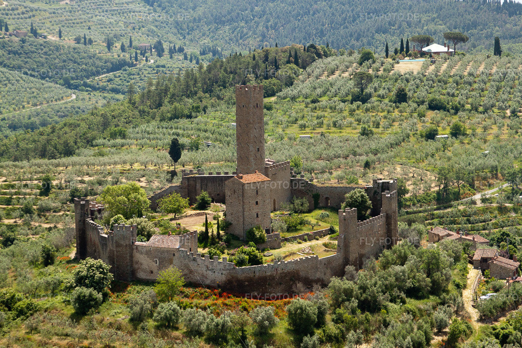 Luftbild: Burganlage Castello di Montecchio Vesponi in Montecchio in Castiglion Fiorentino im Bundesland Arezzo in Italien. Foto: IMG_27765.jpg vom 29.05.2010 durch Werner Riehm/FLY-FOTO.de