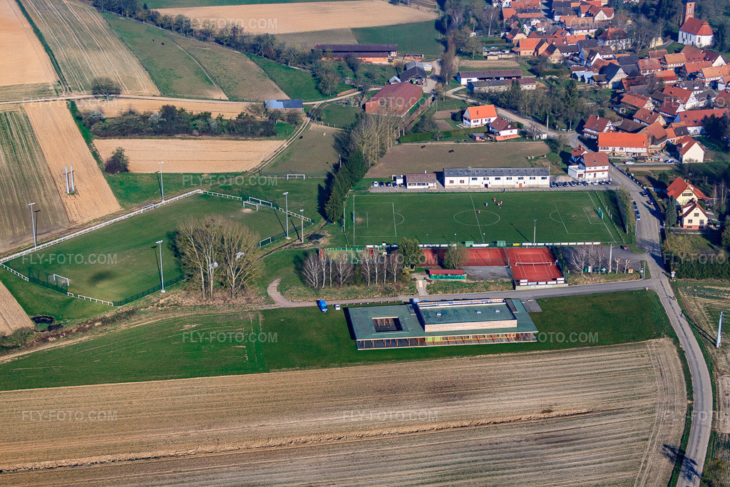 Aerial view: Sports fields of the HUNSPACH TC and Salle des Fêtes in Hunspach in the state Bas-Rhin, France. – Photo: IMG_62706.jpg taken on 03/09/2014 by Werner Riehm/FLY-FOTO.com – Resolution of the original: 4752 x 3168 px – TENUP.FFT.FR/CLUB/55670320?UTM_SOURCE=GMB