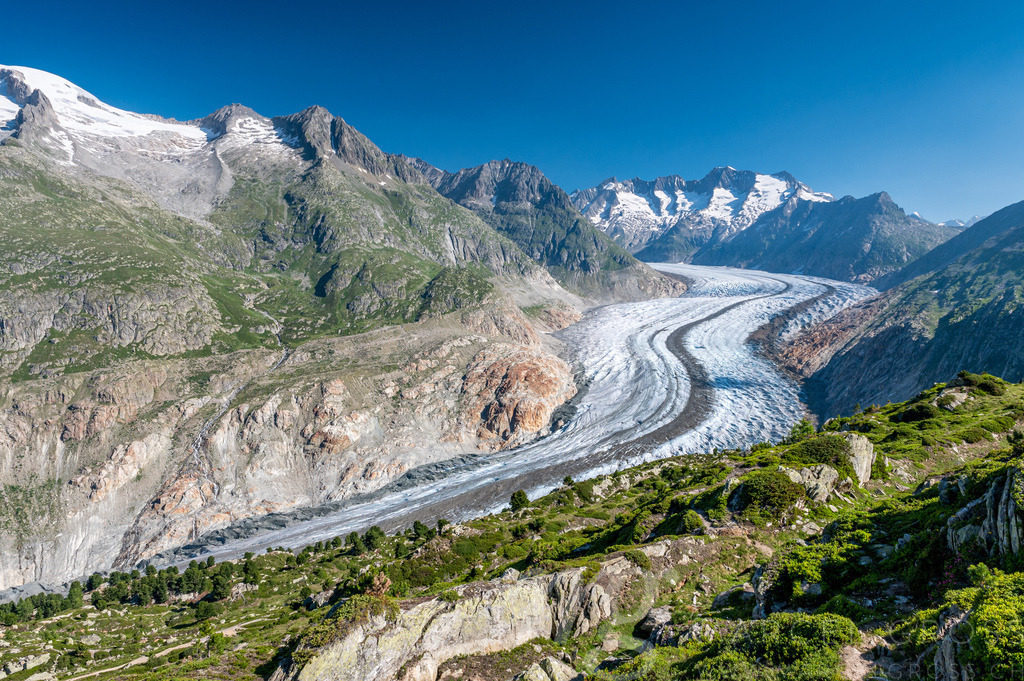 view over the mighty Aletsch Glacier in Switzerland | Die ideale Geschenkidee für Naturliebhaber. Naturbilder von Marcel Gross Photography für ihr Zuhause in den verschiedensten Formaten und Materialien. - Realisiert mit Pictrs.com