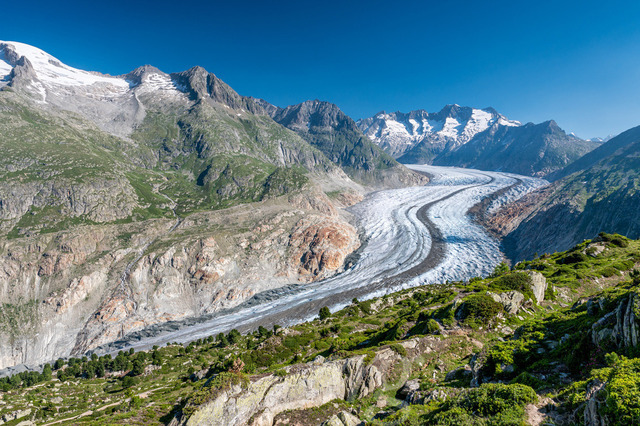 view over the mighty Aletsch Glacier in Switzerland | Die ideale Geschenkidee für Naturliebhaber. Naturbilder von Marcel Gross Photography für ihr Zuhause in den verschiedensten Formaten und Materialien. - Realizzato con Pictrs.com