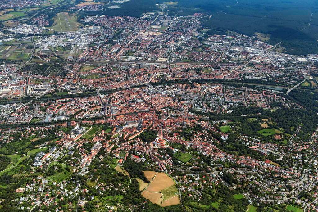 dr__0049236.jpg | BAMBERG 19.07.2024 Altstadtbereich und Innenstadtzentrum in Bamberg im Bundesland Bayern, Deutschland. Weiterführende Informationen bei: Stadtverwaltung Bamberg. // Old Town area and city center in Bamberg in the state Bavaria, Germany. Further information at: Stadtverwaltung Bamberg. Foto: Daniel Reiter