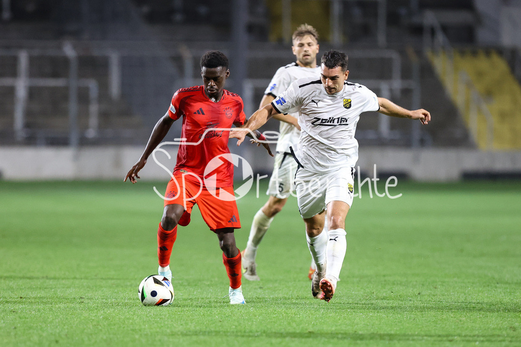 FC Bayern Amateure - DjK Vilzing | im Bild Noel ASEKO NKILI (FC Bayern München II #11) und Andreas JUENGER (DJK Vilzing #9) / Zweikampf / Regionalliga Bayern: FC Bayern München II - DjK Vilzing, Grünwalder Stadion am 30.08.2024