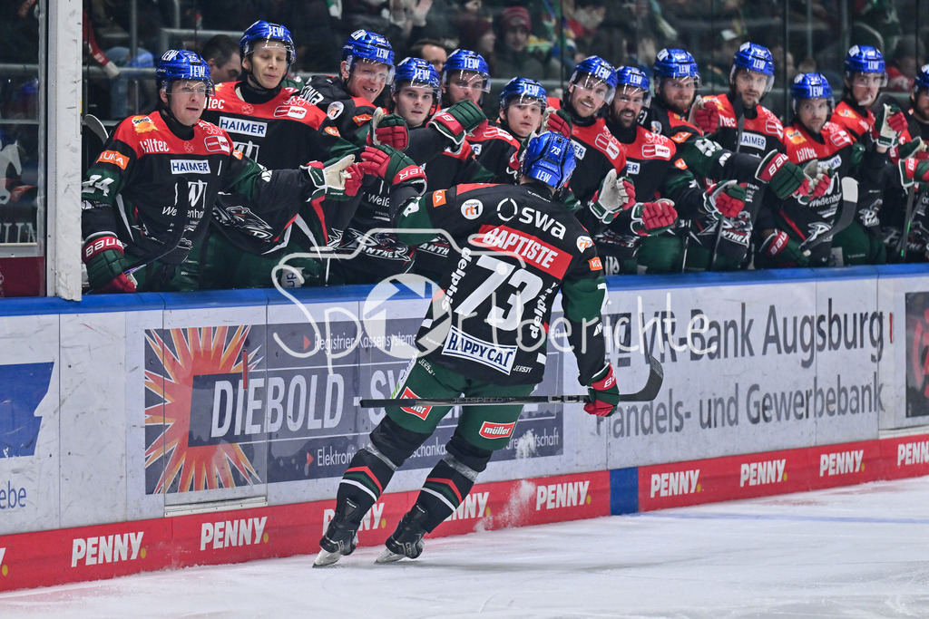 Augsburger Panther - Nürnberg Ice Tigers | Jubel der Panther nach dem Treffer zum 1-0 durch Nicholas BAPTISTE (Augsburger Panther 73) / Freude / happy / Tor / Torschuetze / DEL: Augsburger Panther - Nuernberg Ice Tigers, Curt Frenzel Stadion am 03.01.2025