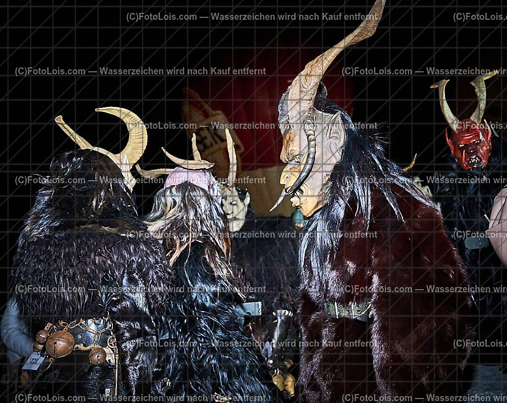 _ALP8380_NACHTderBALLONE_Lackenhof_Gaminger Oetscherteufel | ... mit dem Ballonsportclub Ötscherland aus Wieselburg, der Bergrettung Lackenhof mit einer Schauübung, der Perchtengruppe 'Gaminger Ötscherteufeln' und dem Musikverein Lackenhof, die Ballonfahrer spendeten ihre Gage in diesem Jahr dem schwer verunglückten Gerald Bernreiter alias 'KLEX' der erst nach der ReHa und einem Umbau seines Hauses in Lackenhof frühestens im Mai 2026 wieder nach Hause kommen kann, So 28. Dezember 2025.