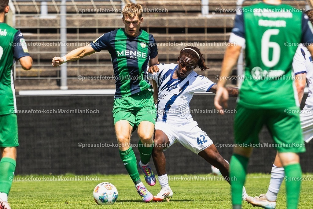 xKWI19072501023 | 19.07.2025, xkwix, Fußball, FC Gütersloh - VfB Oldenburg, Ohlendorf Stadion im Heidewald: XXXSPIELERXXX im Zweikampf gegen XXXSPIELERXXX