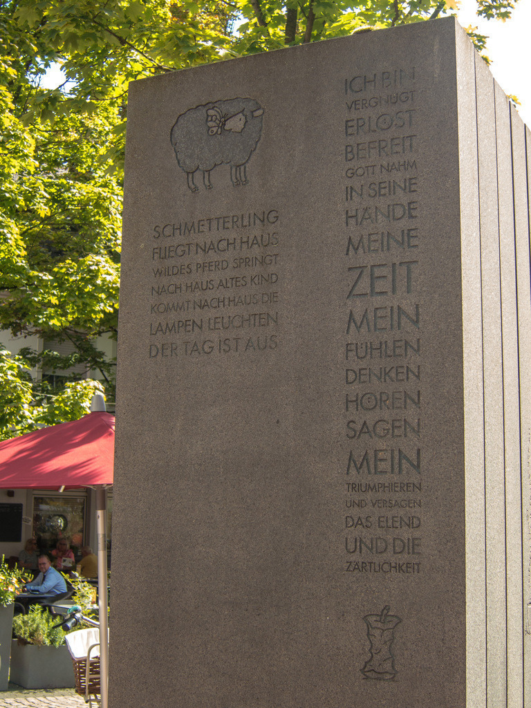 02HannsDieterHuesch_Denkmal_RS_02 | Bildergalerie von Sport-Ereignissen aber auch von weiteren spannenden Dingen - nicht nur vom Niederrhein. In Anlehnung an den bekannten Spruch von Hanns Dieter Hüsch heißt das Motto: "Niederrhein ist überall".  - Realisiert mit Pictrs.com