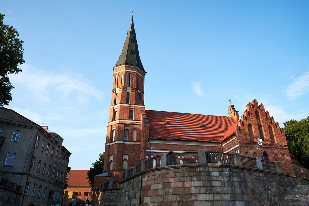 Vytautas-Magnus-Kirche | Kaunas, Litauen - August 14, 2022: Vytautas-Magnus-Kirche mit blauem Himmel. - Realisiert mit Pictrs.com