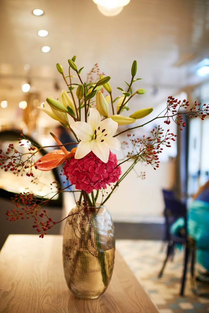 Gregors Konditorei | Wien, Austria - October 20, 2017: Gregors Konditorei, ein Blumenstrauss in der Vase steht auf dem Tisch. - Realisiert mit Pictrs.com