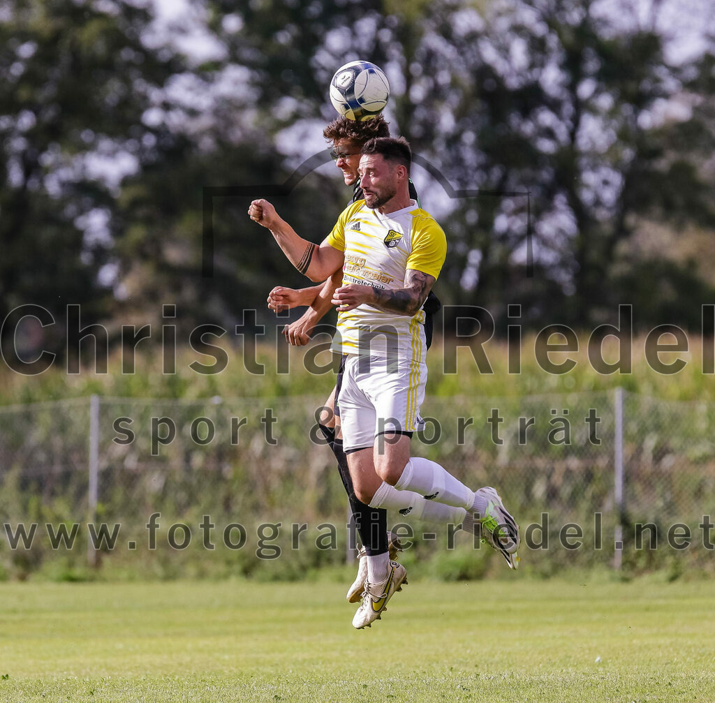 2023-09-17_061_SpVgg_Neuching_gegen_FC_Langenpreising | Neuching, Deutschland, 17.09.2023:
Fußball, A-Klasse 2023 / 2024, 7. Spieltag, SpVgg Neuching gegen SpVgg Langenpreising, Endergebnis: 5:1

Lukas Schindlbeck (SpVgg Neuching, #15), Christian Huber (SpVgg Langenpreising, #10)

Foto: Christian Riedel / fotografie-riedel.net