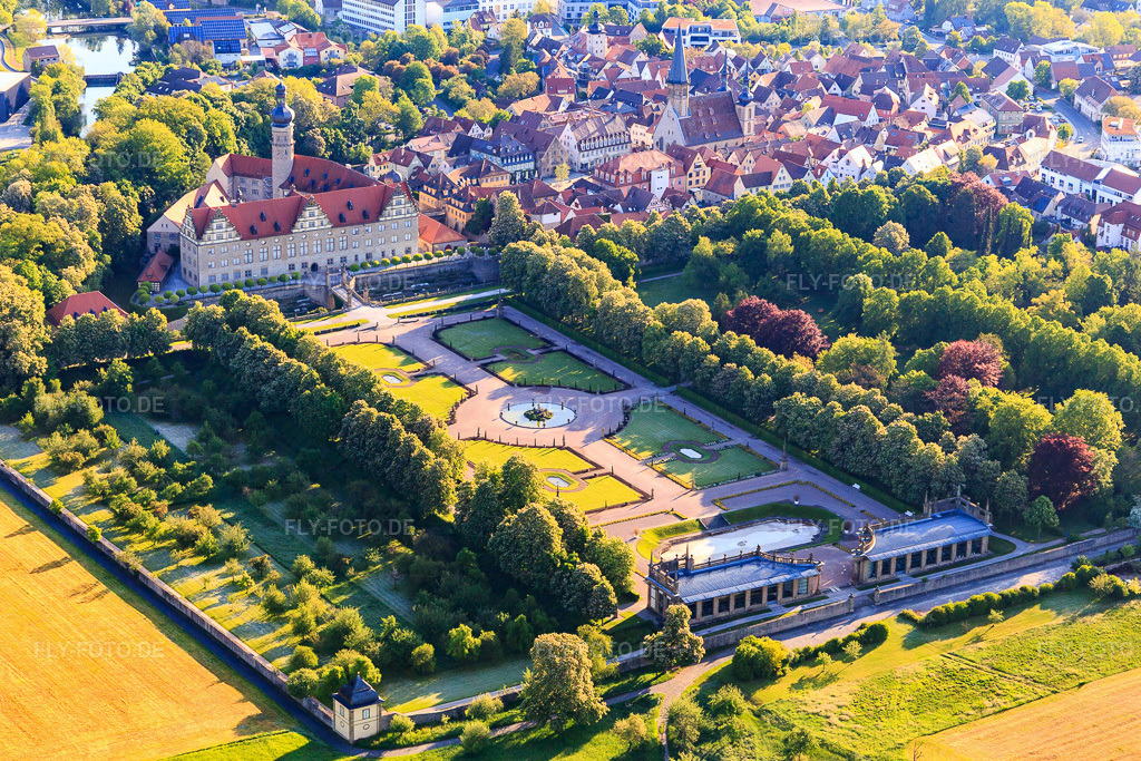 Luftbild: Schloss und Schlossgarten Weikersheim (Schloss des Grafen Wolfgang von Hohenlohe aus dem 17. Jh. mit prachtvollem Rittersaal und Garten mit Statuen.) in Weikersheim im Bundesland Baden-Württemberg in Deutschland. Foto: IMG_146392.jpg vom 10.05.2025 durch Werner Riehm/FLY-FOTO.deKulturschätze BW - Allgemeine Nachrichten und Kulturbeiträge