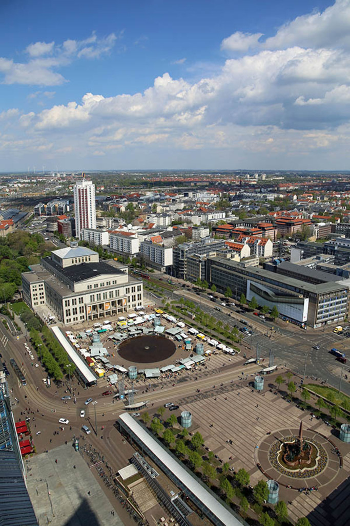 Foto: Leipzig - Wochenmarkt in der Innenstadt | Das Team hinter BILDLEXIKON LEIPZIG bündelt historische wie aktuelle Informationen über die Stadt Leipzig in Text und Bild auf einer Plattform und stellt diese der interessierten Öffentlichkeit zur Verfügung.