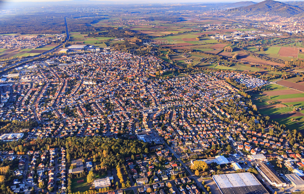 Luftbild: Stadtansicht von Süden in Lorsch im Bundesland Hessen in Deutschland. Foto: IMG_074994.jpg vom 18.10.2014 durch Werner Riehm/FLY-FOTO.de