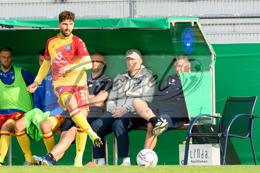 LOTKSC20210809_167 | Fussball, Herren: Fabio Kaufmann (Karlsruher SC) in Aktion, am Ball, Einzelaktion beim Spiel der 1. Runde im DFB-Pokal zwischen SF Lotte und Karlsruher SC im Stadion am Lotter Kreuz am 09.08.2021 in Lotte, Deutschland.DFB / DFL REGULATIONS PROHIBIT ANY USE OF PHOTOGRAPHS AS IMAGE SEQUENCES AND/OR QUASI-VIDEO. - Realisiert mit Pictrs.com