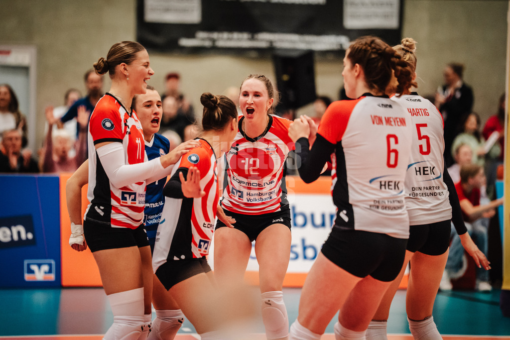 Volleyball | Frauen | Saison 2025/2026 | Volleyball Bundesliga | ETV Hamburger Volksbank Volleys vs. Binder Blaubären TSV Flacht | 06.12.2025 | Jubel ETV v.l. Svea Frobel (#11, ETV Hamburger Volksbank Volleys), Sarah Stiriz (#4, ETV Hamburger Volksbank Volleys), Kathleen Weiß (#13, ETV Hamburger Volksbank Volleys), Hannah Ammerman (#12, ETV Hamburger Volksbank Volleys), Constanze von Meyenn (#6, ETV Hamburger Volksbank Volleys) und Anna Hartig (#5, ETV Hamburger Volksbank Volleys)