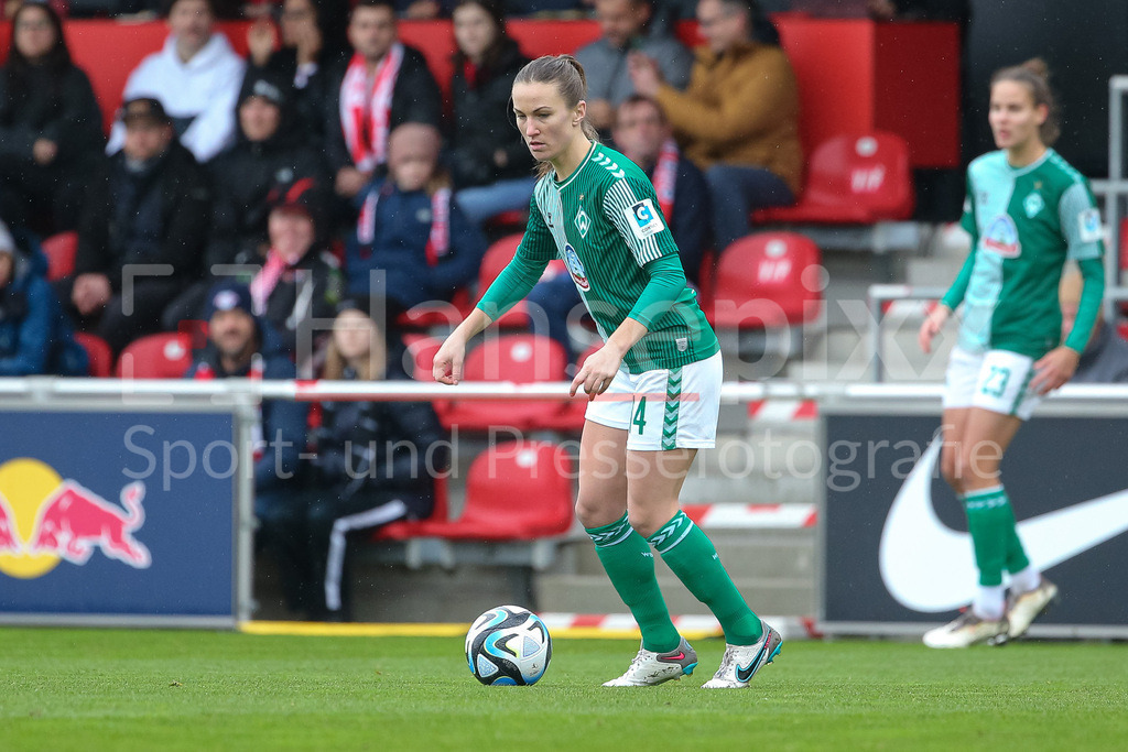 Fussball, Google Pixel Frauen-Bundesliga, RB Leipzig - SV Werder Bremen | v.li.: Michaela Brandenburg (SV Werder Bremen, 14) am Ball, Einzelbild, Ganzkörper, Aktion, Action, Spielszene, DIE DFB-RICHTLINIEN UNTERSAGEN JEGLICHE NUTZUNG VON FOTOS ALS SEQUENZBILDER UND/ODER VIDEOÄHNLICHE FOTOSTRECKEN. DFB REGULATIONS PROHIBIT ANY USE OF PHOTOGRAPHS AS IMAGE SEQUENCES AND/OR QUASI-VIDEO.