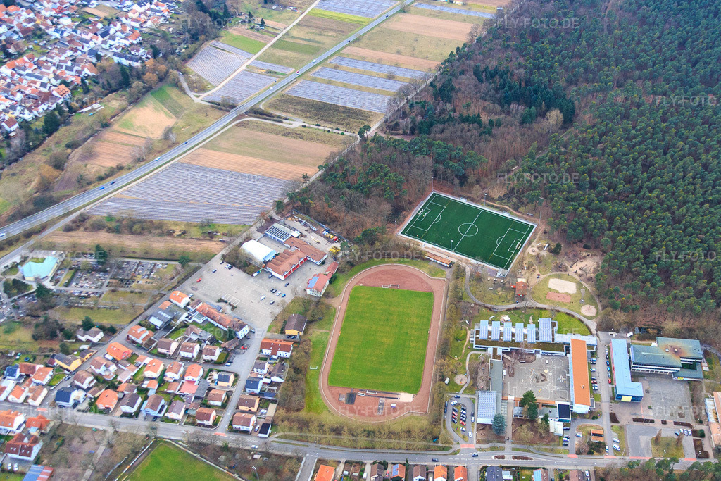 Luftbild: Realschule Plus Dudenhofen und Sportplatz des Turnerheim TV 1897 Dudenhofen e.V. in Dudenhofen im Bundesland Rheinland-Pfalz in Deutschland.Foto: IMG_086144.jpg vom 12.02.2016 durch Werner Riehm/FLY-FOTO.deRS-DUDENHOFEN.DETV 1897 Dudenhofen e.V