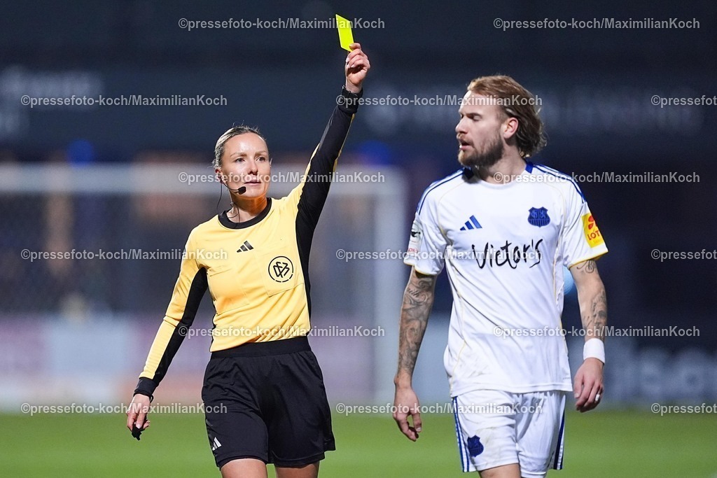 xYDRx23012601049 | 23.01.2026, xydrx, Fußball, 3.Liga, FC Viktoria Köln - 1.FC Saarbrücken, Saison 2025 2026, Sportpark Höhenberg: Fabienne Michel (Schiedsrichterin) zeigt Niko Bretschneider (1.FC Saarbrücken #28) die gelbe Karte    DFB regulations prohibit any use of photographs as image sequences and or quasi-video. Photo: xYannisxDreimannxPressefotoKochx