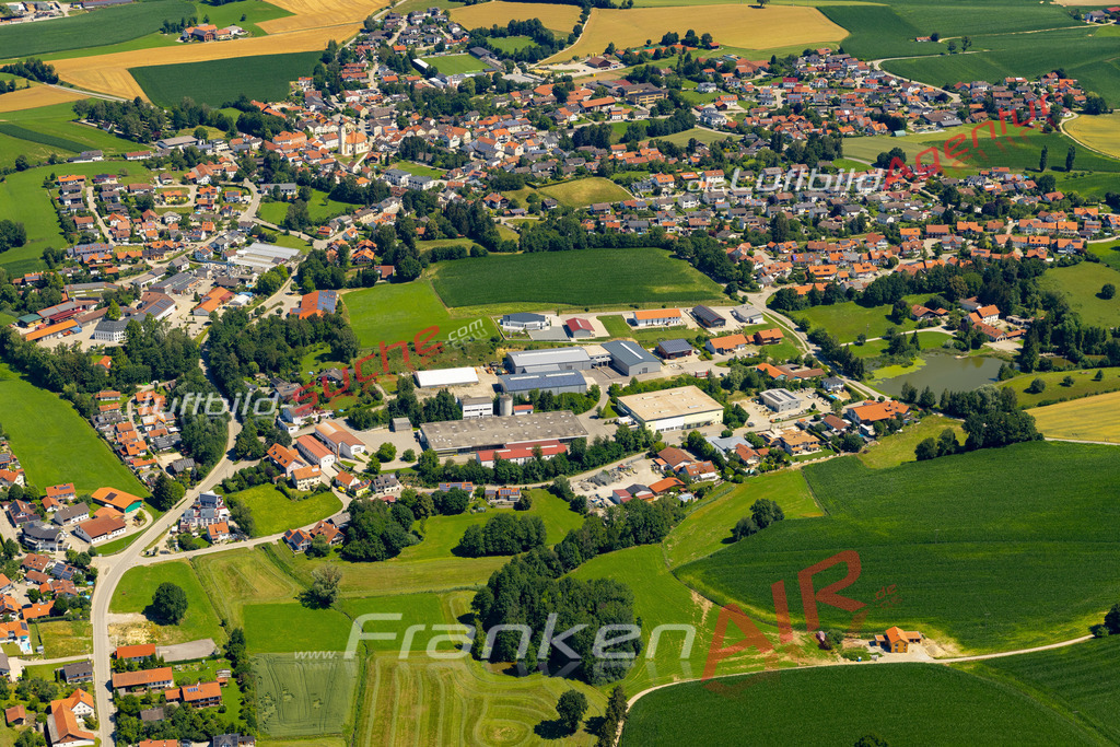 Aktuelles Luftbild von  Buchbach - Die Luftaufnahme wurde 2022 mittels UL-Flugzeug erstellt ( keine Drohne ) - hochauflösende Kamera-Systeme von  Canon -Beste Qualität - Für grossformatige Ausdrucke geeignet. Die Geschenkidee !