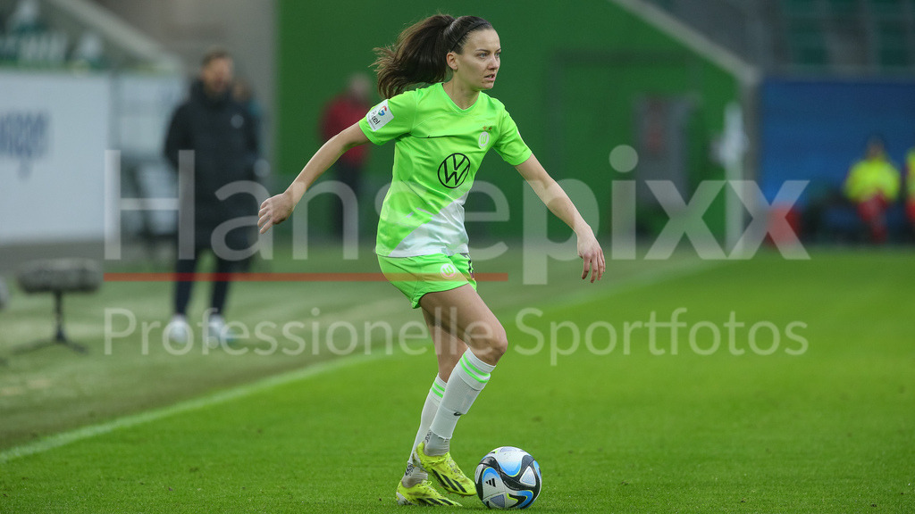 Fussball, Google Pixel Frauen-Bundesliga, VfL Wolfsburg - Eintracht Frankfurt | v.li.: Joelle Wedemeyer (VfL Wolfsburg, 24) am Ball, Freisteller, Einzelbild, Ganzkörper, Aktion, Action, Spielszene, DIE DFB-RICHTLINIEN UNTERSAGEN JEGLICHE NUTZUNG VON FOTOS ALS SEQUENZBILDER UND/ODER VIDEOÄHNLICHE FOTOSTRECKEN. DFB REGULATIONS PROHIBIT ANY USE OF PHOTOGRAPHS AS IMAGE SEQUENCES AND/OR QUASI-VIDEO.