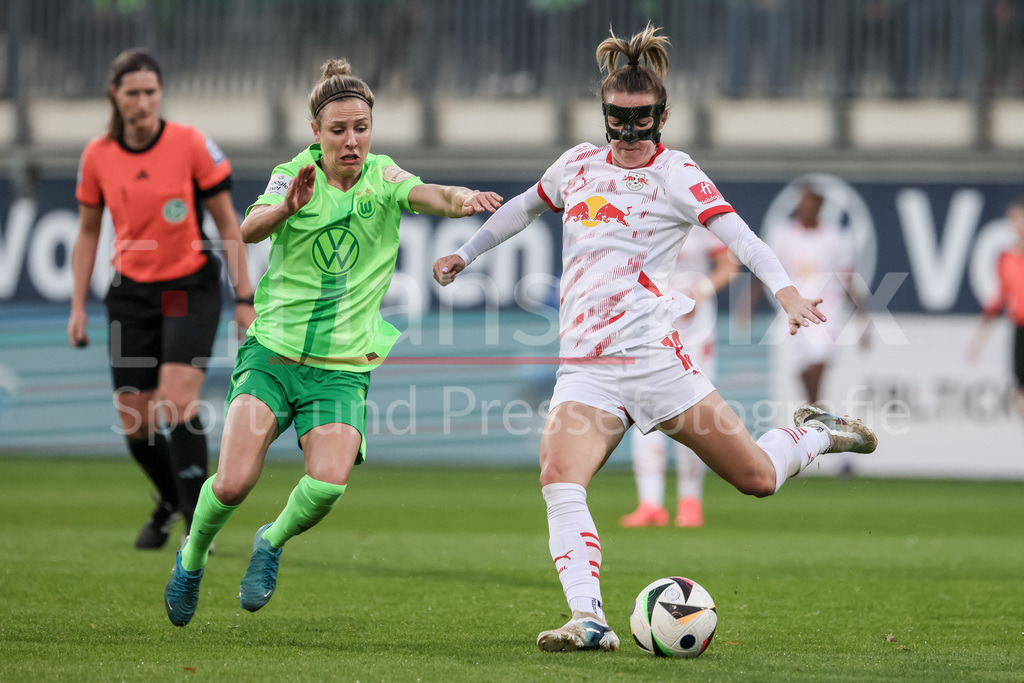 Fussball, Google Pixel Frauen-Bundesliga, VfL Wolfsburg - RB Leipzig | v.li.: Svenja Huth (VfL Wolfsburg, 10) und Sandra Starke (RB Leipzig, 13) im Zweikampf, Duell, Dynamik, Aktion, Action, Spielszene, DIE DFB-RICHTLINIEN UNTERSAGEN JEGLICHE NUTZUNG VON FOTOS ALS SEQUENZBILDER UND/ODER VIDEOÄHNLICHE FOTOSTRECKEN. DFB REGULATIONS PROHIBIT ANY USE OF PHOTOGRAPHS AS IMAGE SEQUENCES AND/OR QUASI-VIDEO.