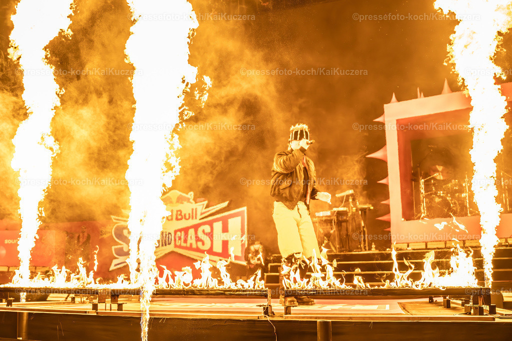 KKU13122401019 | 13.12.2024, xkkux, Düsseldorf, Red Bull Soundclash, PSD Bank Dome, Konzert von Ski Aggu und 01099 gegen Summer Cem und KC Rebell, Im Bild Feuershow Performance von Ski Aggu 