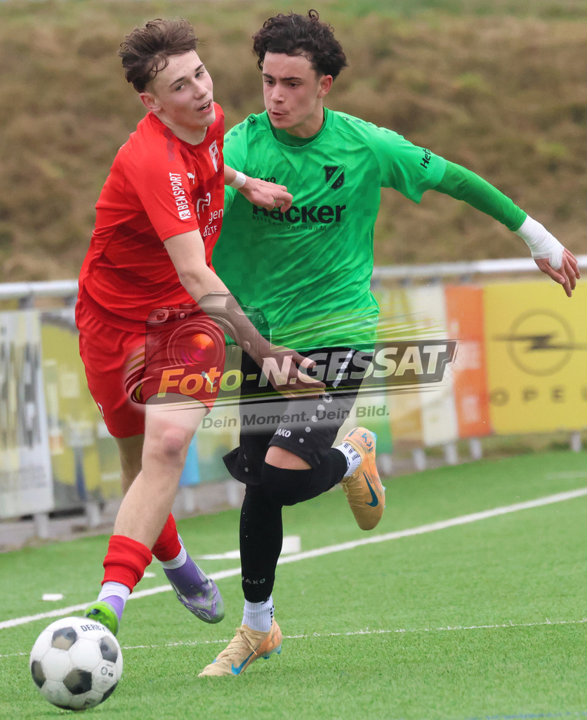 SV Rödinghausen - FC Iserlohn | Auf dem Bild zu sehen: grün SV Rödinghausen: Cristiano Möller ; rot FC Iserlohn: Maximilian Tobola SV Rödinghausen, FC Iserlohn, Saison 25/26, B-Jugend Westfalenliga, Deutschland - Realisiert mit Pictrs.com