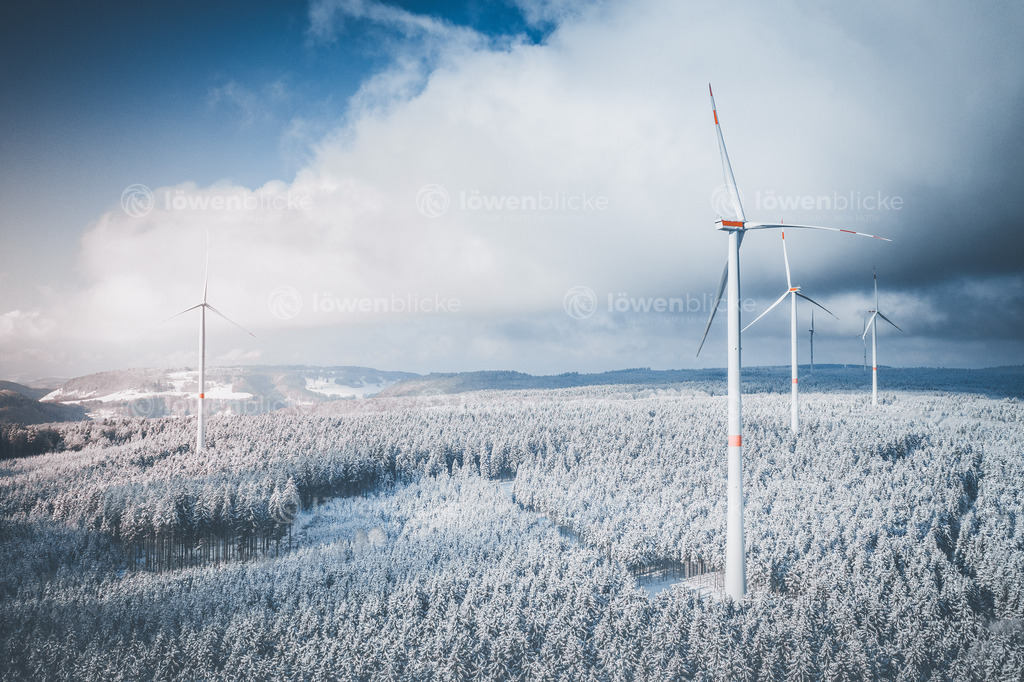 Windräder im Albuch im Winter bei Lauterstein | löwenblicke | shop