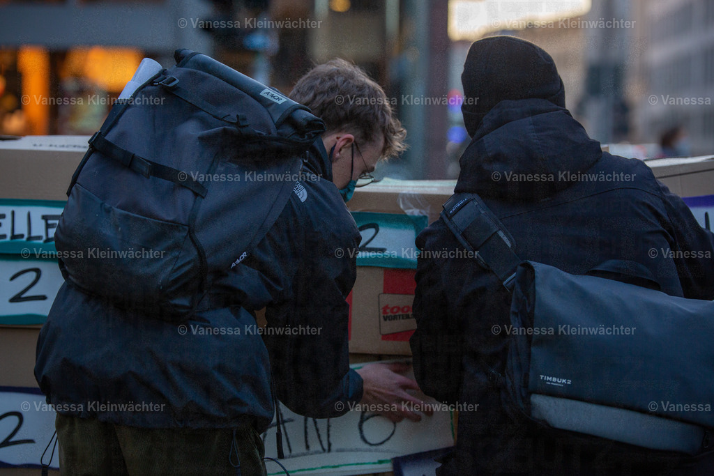 201120 StopHeimstaden MindSpace-20 | Mit Musik und einer "Wall of shame" aus Umzugskartons fordern Mieter*innen der von Heimstaden gekauften Häuser am 20.11.2020 vorm Büro des Schwedischen Immobilien-Investors die Ausübung des städtischen Vorkaufsrechts. - Realisiert mit Pictrs.com