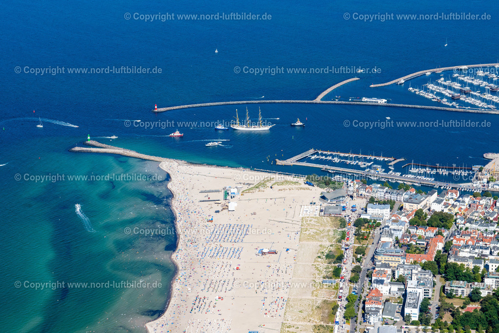 Warnemünde_Hansesail_2022_ELS_8987100822 | ROSTOCK 10.08.2022 Sandstrand- und Ortsansicht des Ostseebad Warnemünde in Rostock im Bundesland Mecklenburg-Vorpommern, Deutschland. // Sandy beach and village view of the Baltic Sea Warnemuende in Rostock in the state Mecklenburg-Vorpommern, Germany. Foto: Martin Elsen