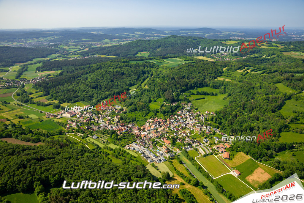 Das Luftbild zeigt  Kirchensittenbach - Die Luftaufnahme wurde 2023 vom UL-Flugzeug aus erstellt ( keine Drohne ) - Hochauflösende Luftaufnahme - Für grossformatige Ausdrucke geeignet. Die Geschenkidee !Mit Lizenz und Bildrechte bestellbar