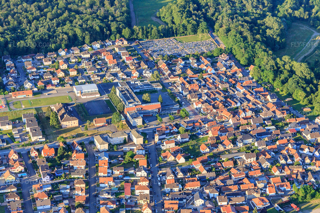 Aerial view: Collège Albert Camus in Soufflenheim in the state Bas-Rhin, France. – Photo: IMG_115510.jpg taken on 06/16/2019 by Werner Riehm/FLY-FOTO.com – Resolution of the original: 5472 x 3648 px – CLG-CAMUS-SOUFFLENHEIM.MONBUREAUNUMERIQUE.FR