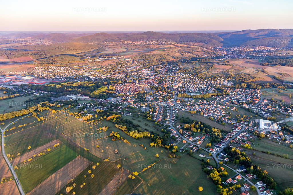 Vue aérienne: Vue des rues et des maisons dans les zones résidentielles à Reichshoffen dans le département Bas Rhin, France. Photo: IMG_111628.jpg prise le 16/09/2018 par Werner Riehm/FLY-FOTO.eu – Résolution de l'original: 5293 x 3529 px