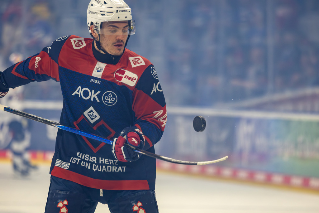 DEL, Deutsche Eishockey Liga Saison 2025/26, Playoff-Halbfinale, Spiel 5: Adler Mannheim gegen Red Bull München | DEL, Deutsche Eishockey Liga Saison 2025/26, Playoff-Halbfinale, Spiel 5: Adler Mannheim gegen Red Bull München***Justin Schütz beim Warm-Up. Schütz hatte großen Anteil am Einzug der Adler ins Finale - Realisiert mit Pictrs.com