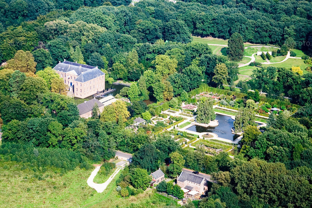 Aerial view: View of the town in Arcen in the state Limburg, Netherlands. – Photo: IMG_12942.jpg taken on 08/31/2008 by Werner Riehm/FLY-FOTO.com – Resolution of the original: 3200 x 2133 px