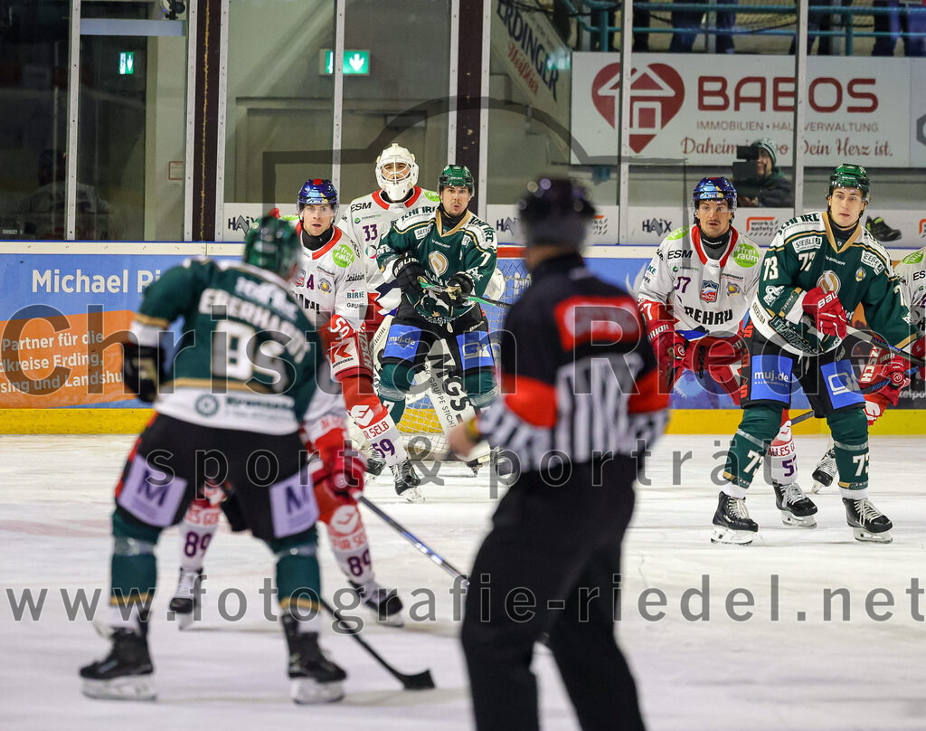2025-11-16_057_TSV_Erding_gegen_Selber_Woelfe | Erding, Deutschland, 16.11.2025:Eishockey, Oberliga Süd 2025 / 2026, 17. Spieltag, TSV Erding gegen Selber Wölfe, Endergebnis: 3:1+e84+, Maximilian Gläßl (Selber Wölfe, #59), Torwart Nico Wiens (Selber Wölfe, #33), Louis Trattner (Erding Gladiators, #7), Daniel Weiß (Selber Wölfe, #57), Pascal Steck (Erding Gladiators, #73)Foto: Christian Riedel / fotografie-riedel.net