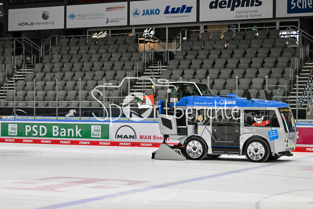 Augsburger Panther - Kölner Haie | Die Eismaschine macht vor der DEL Partie in Augsburg nochmal das Eis / Zamboni / Symbolbild / DEL: Augsburger Panther - Koelner Haie, Curt Frenzel Stadion am 02.03.2025
