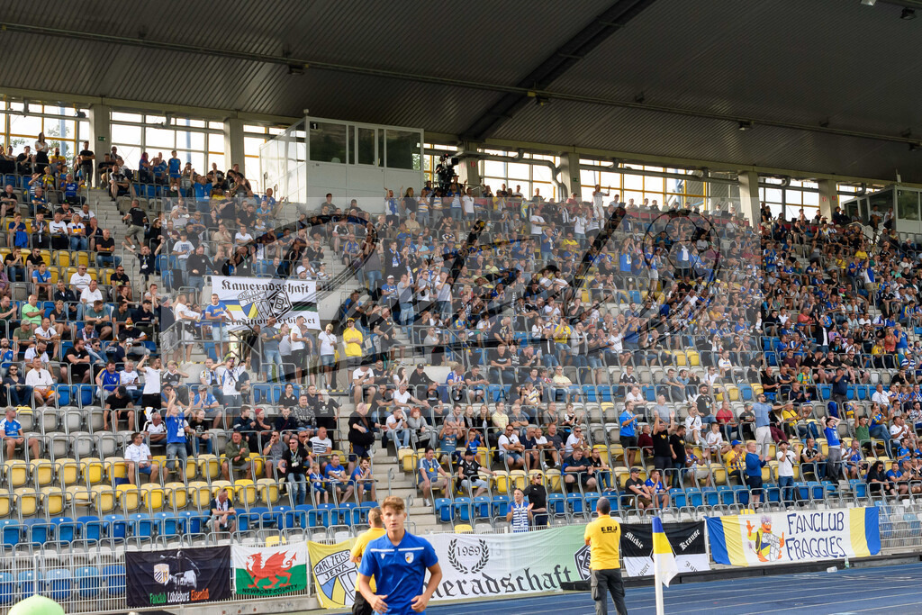 JENKOE20210808_057 | Fussball, Herren: . Innenansicht vom Ernst-Abbe-Sportfeld beim Spiel der 1. Runde im DFB-Pokal zwischen FC Carl Zeiss Jena und 1. FC Koeln im Ernst-Abbe-Sportfeld am 08.08.2021 in Jena, Deutschland.DFB / DFL REGULATIONS PROHIBIT ANY USE OF PHOTOGRAPHS AS IMAGE SEQUENCES AND/OR QUASI-VIDEO. - Realisiert mit Pictrs.com