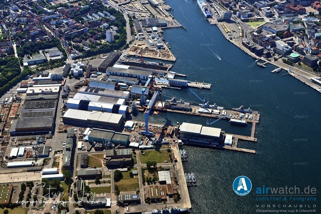 Luftbild Kiel Hafen - Kaiserliche Werft Kiel | Über Jahrzehnte dominierten drei Großwerften das Bild der Kieler Förde: Kaiserliche Werft Kiel: Sie entstand 1867 als Marinewerft und war primär für den Bau und die Instandhaltung von Kriegsschiffen der deutschen Flotte zuständig.